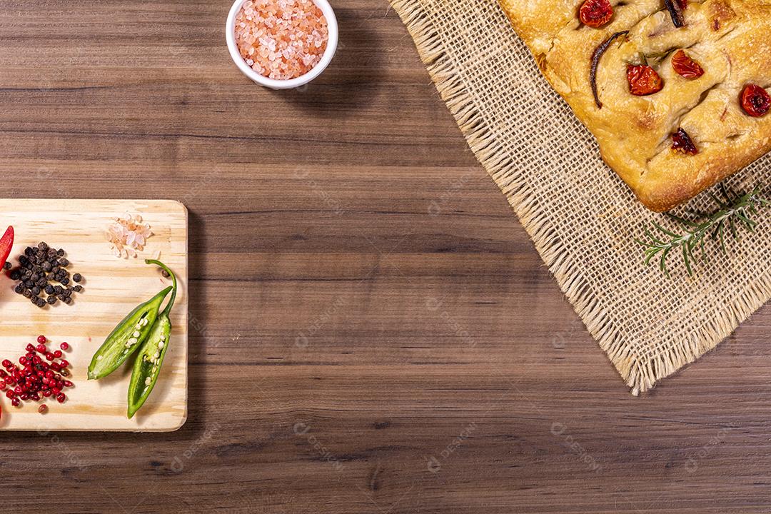 Tradicional italiana Focaccia com tomate cereja, azeitonas pretas e alecrim Imagem JPG