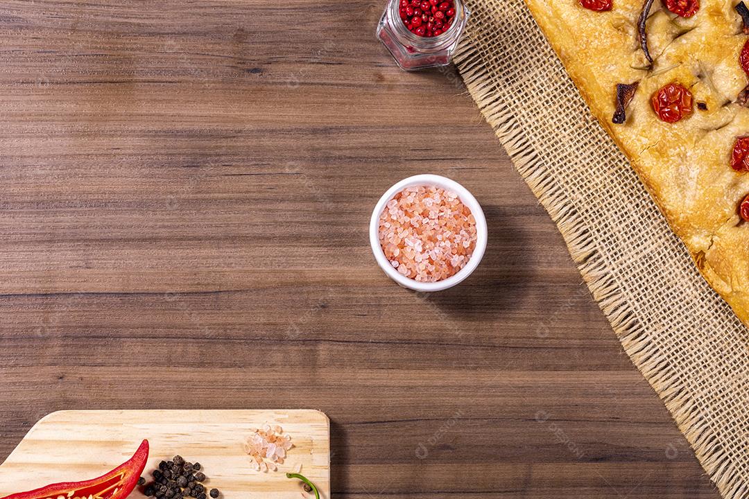 Tradicional italiana Focaccia com tomate cereja, azeitonas pretas e alecrim Imagem JPG