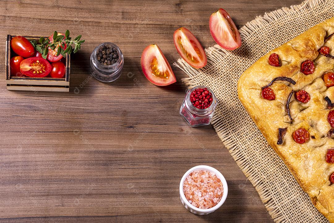 Tradicional italiana Focaccia com tomate cereja, azeitonas pretas e alecrim Imagem JPG