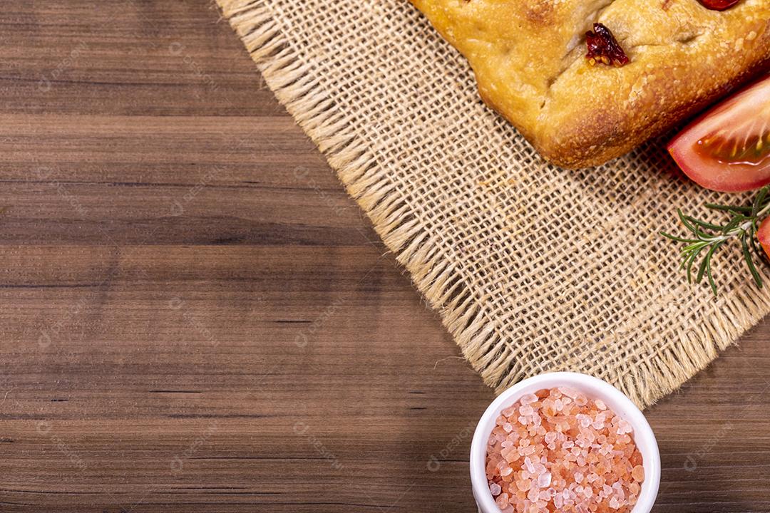 Tradicional italiana Focaccia com tomate cereja, azeitonas pretas e alecrim Imagem JPG