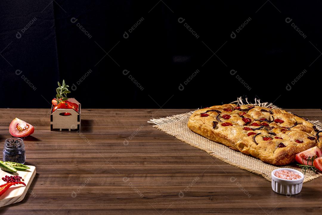 Tradicional italiana Focaccia com tomate cereja, azeitonas pretas e alecrim Imagem JPG