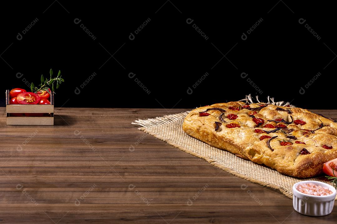 Tradicional italiana Focaccia com tomate cereja, azeitonas pretas e alecrim Imagem JPG