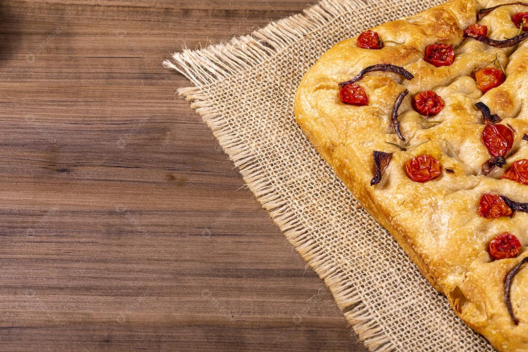 Fotos Tradicional italiana Focaccia com tomate cereja, azeitonas pretas e alecrim