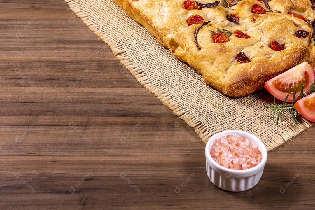 Fotos Tradicional italiana Focaccia com tomate cereja, azeitonas pretas e alecrim