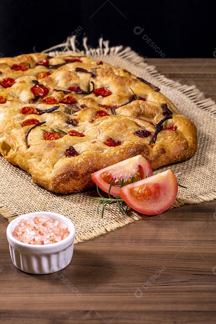Fotos Tradicional italiana Focaccia com tomate cereja, azeitonas pretas e alecrim