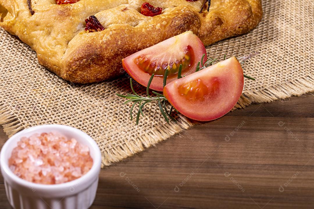 Fotos Tradicional italiana Focaccia com tomate cereja, azeitonas pretas e alecrim
