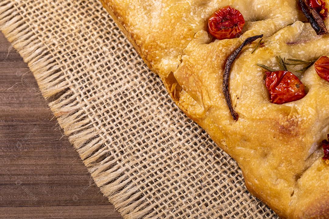 Fotos Tradicional italiana Focaccia com tomate cereja, azeitonas pretas e alecrim