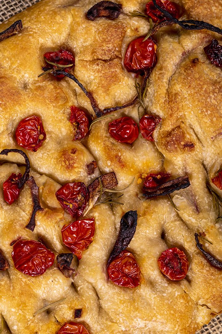 Fotos Tradicional italiana Focaccia com tomate cereja, azeitonas pretas e alecrim