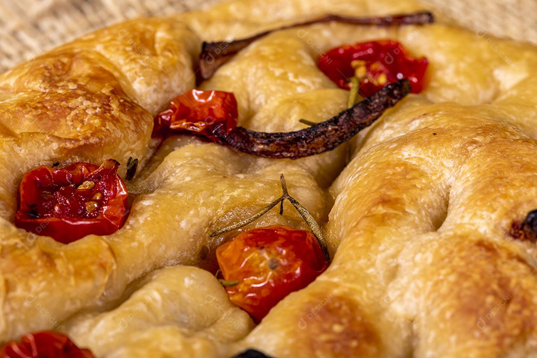 Fotos Tradicional italiana Focaccia com tomate cereja, azeitonas pretas e alecrim