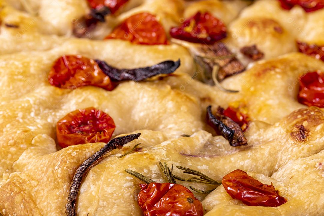 Fotos Tradicional italiana Focaccia com tomate cereja, azeitonas pretas e alecrim