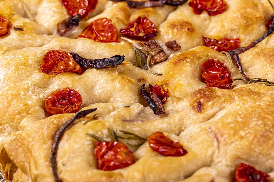 Fotos Tradicional italiana Focaccia com tomate cereja, azeitonas pretas e alecrim