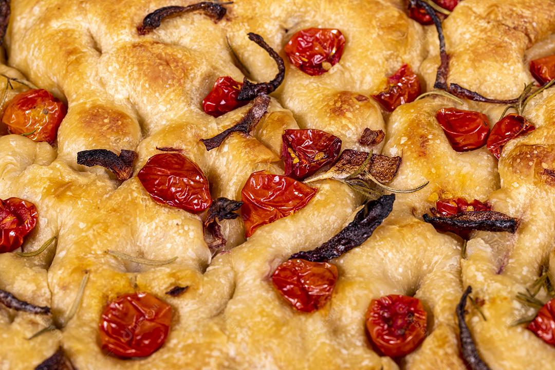 Fotos Tradicional italiana Focaccia com tomate cereja, azeitonas pretas e alecrim