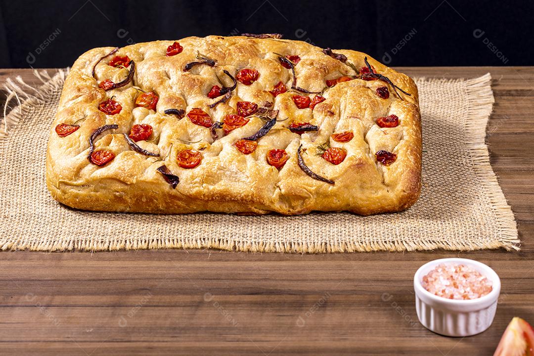 Fotos Tradicional italiana Focaccia com tomate cereja, azeitonas pretas e alecrim