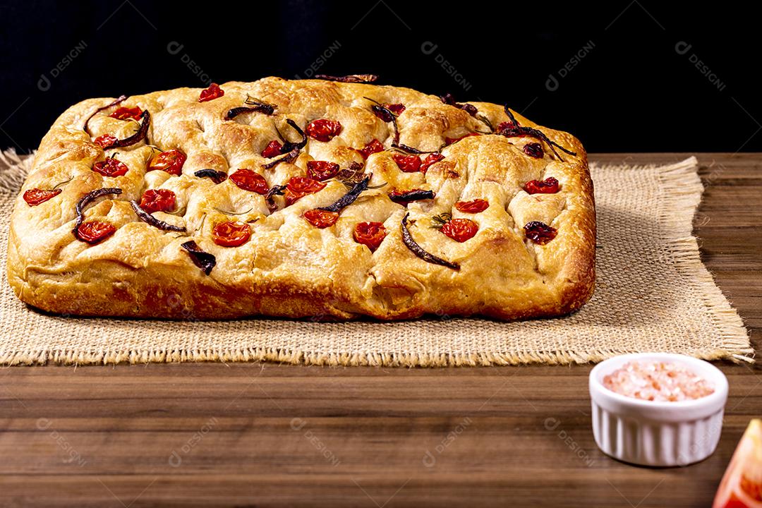 Fotos Tradicional italiana Focaccia com tomate cereja, azeitonas pretas e alecrim