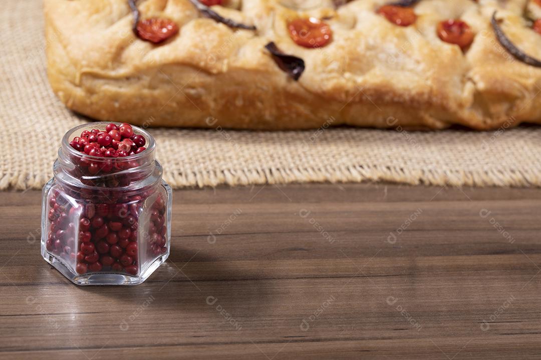 Tradicional italiana Focaccia com tomate cereja, azeitonas pretas e alecrim Imagem JPG
