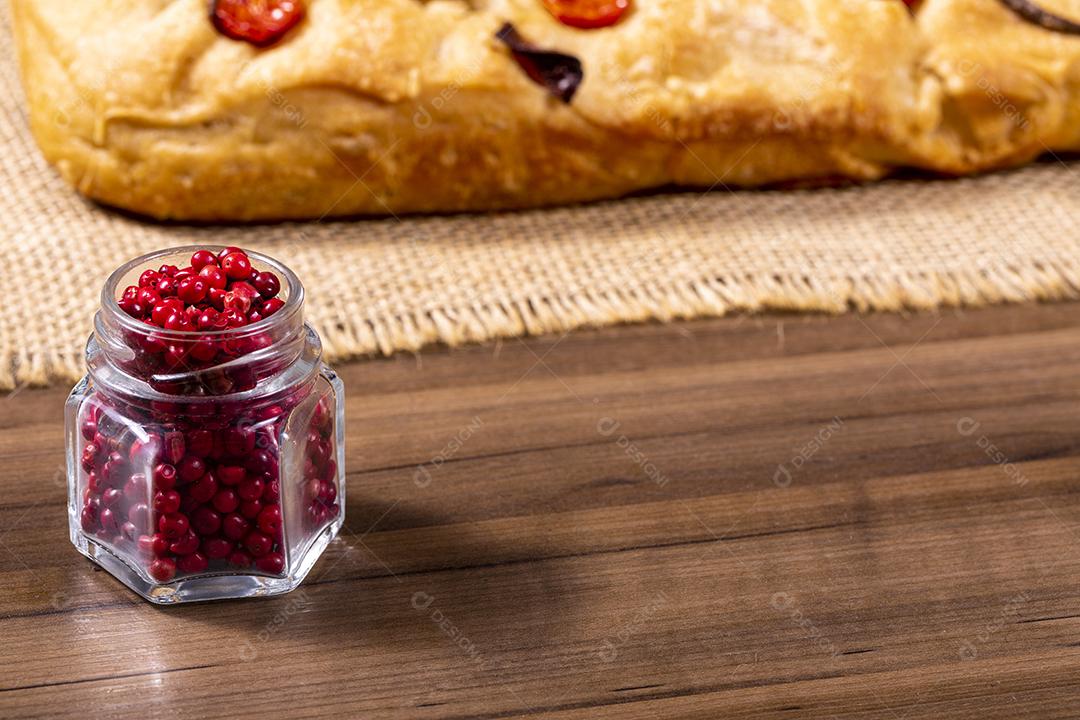 Tradicional italiana Focaccia com tomate cereja, azeitonas pretas e alecrim Imagem JPG