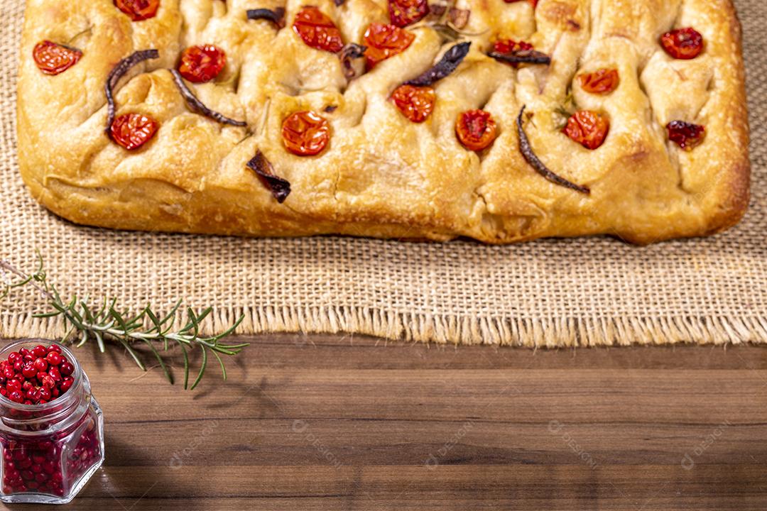 Tradicional italiana Focaccia com tomate cereja, azeitonas pretas e alecrim Imagem JPG
