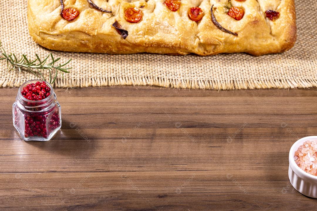 Tradicional italiana Focaccia com tomate cereja, azeitonas pretas e alecrim Imagem JPG