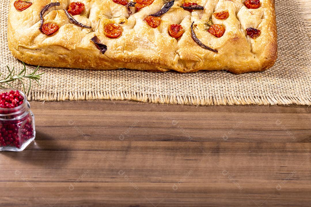 Tradicional italiana Focaccia com tomate cereja, azeitonas pretas e alecrim Imagem JPG