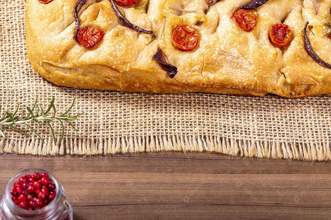 Tradicional italiana Focaccia com tomate cereja, azeitonas pretas e alecrim Imagem JPG