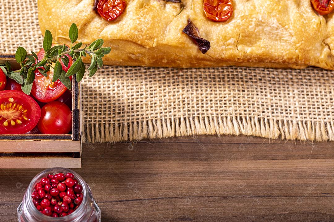 Tradicional italiana Focaccia com tomate cereja, azeitonas pretas e alecrim Imagem JPG