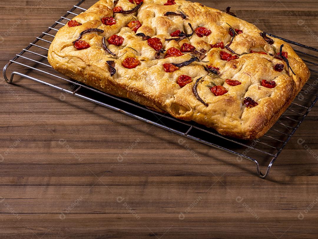 Tradicional italiana Focaccia com tomate cereja, azeitonas pretas e alecrim Imagem JPG