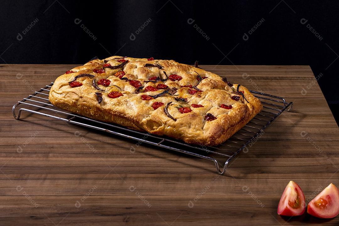 Tradicional italiana Focaccia com tomate cereja, azeitonas pretas e alecrim Imagem JPG