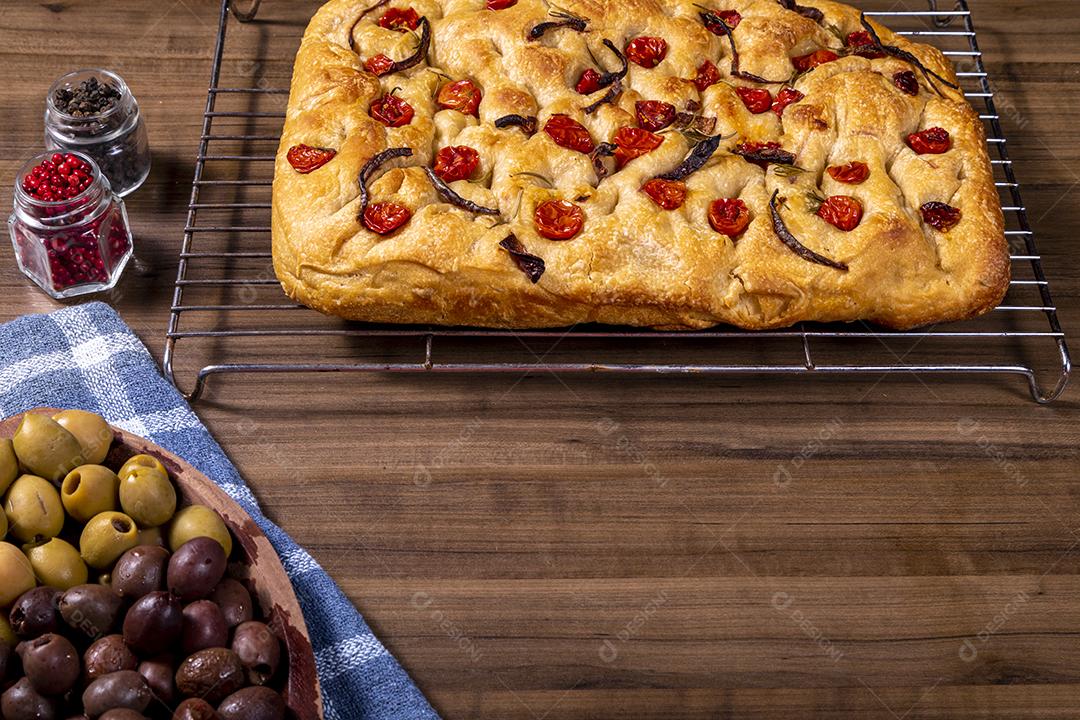 Tradicional italiana Focaccia com tomate cereja, azeitonas pretas e alecrim Imagem JPG