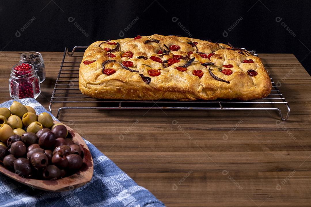 Tradicional italiana Focaccia com tomate cereja, azeitonas pretas e alecrim Imagem JPG