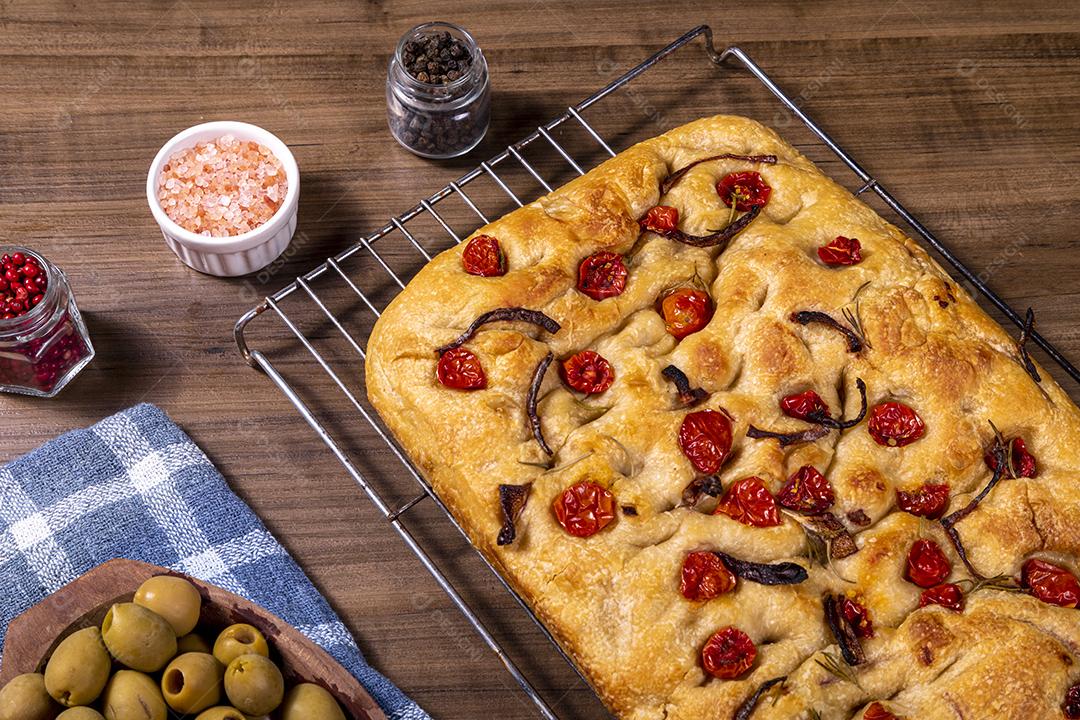 Tradicional italiana Focaccia com tomate cereja, azeitonas pretas e alecrim Imagem JPG