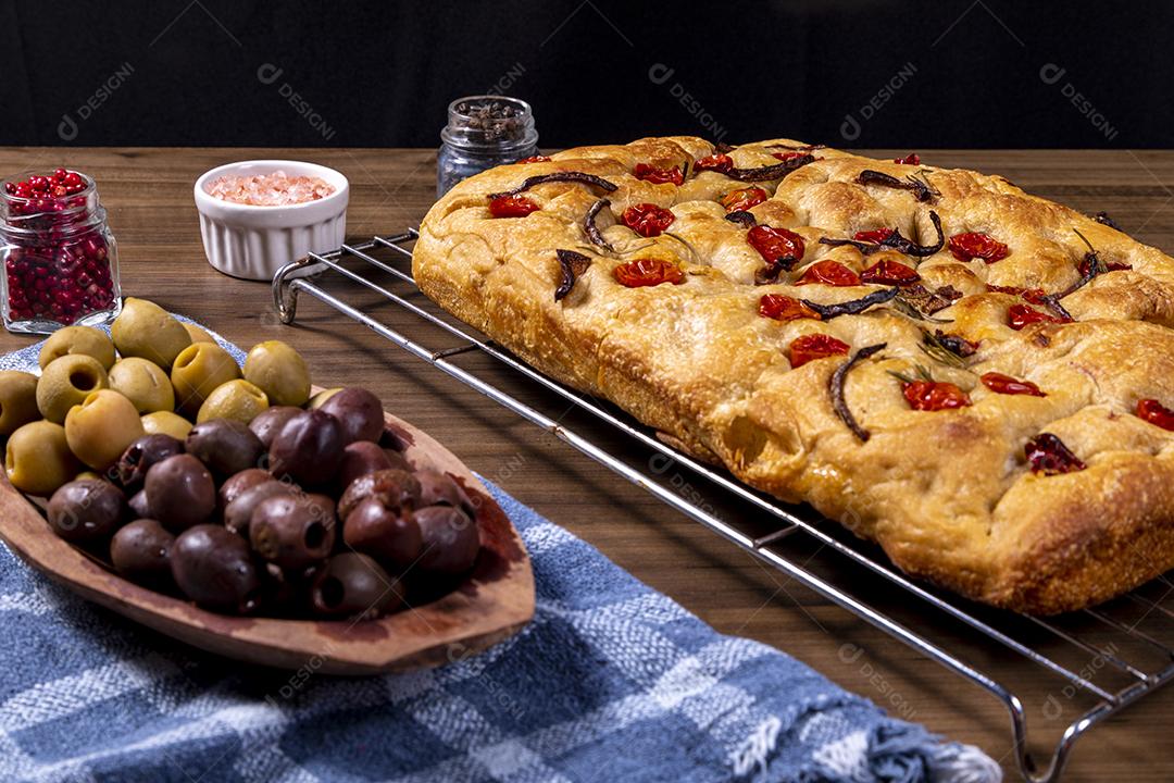 Tradicional italiana Focaccia com tomate cereja, azeitonas pretas e alecrim Imagem JPG