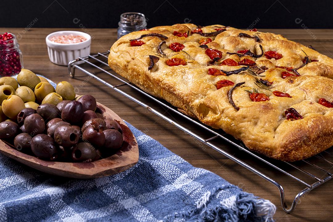 Tradicional italiana Focaccia com tomate cereja, azeitonas pretas e alecrim Imagem JPG