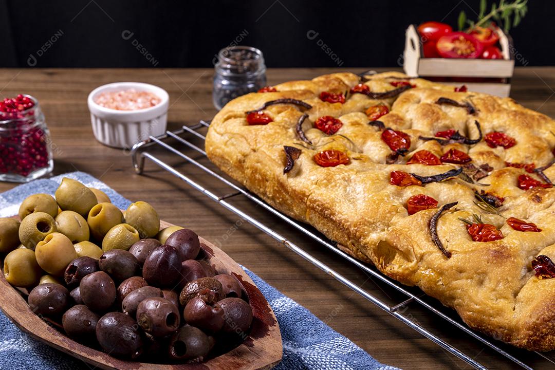 Tradicional italiana Focaccia com tomate cereja, azeitonas pretas e alecrim Imagem JPG