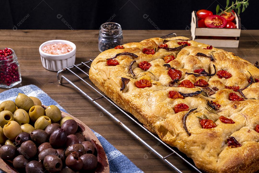 Tradicional italiana Focaccia com tomate cereja, azeitonas pretas e alecrim Imagem JPG