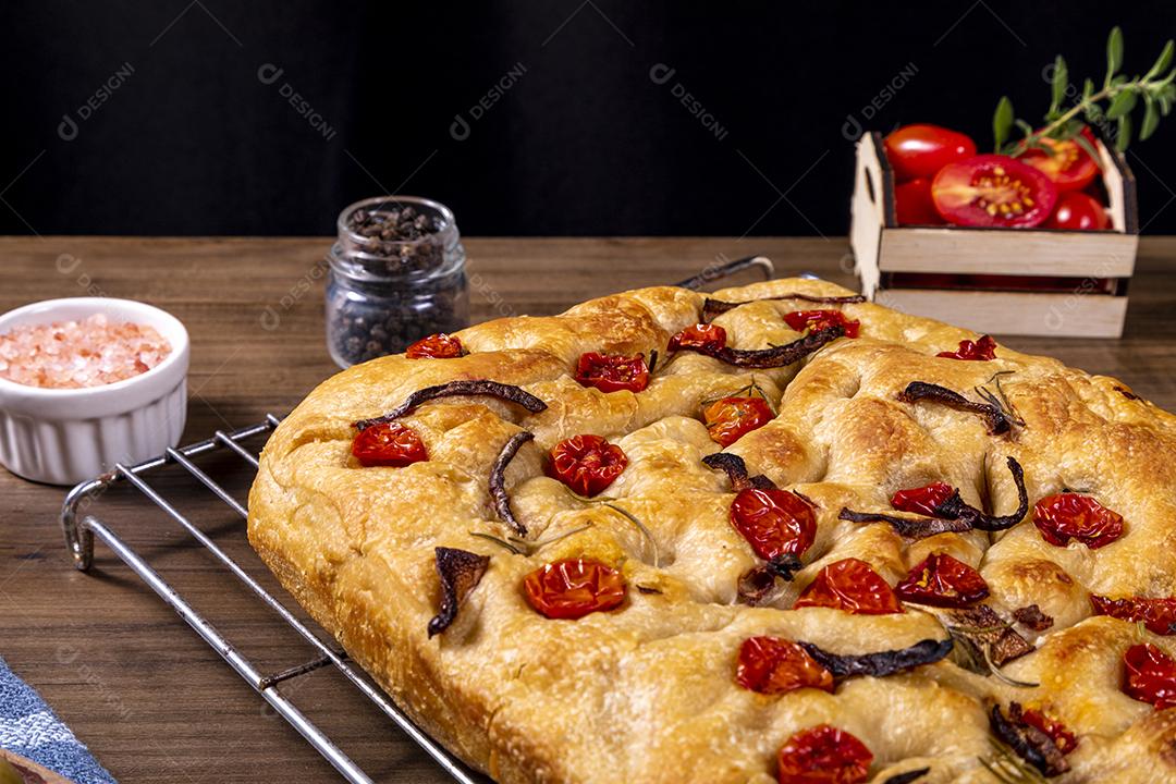 Tradicional italiana Focaccia com tomate cereja, azeitonas pretas e alecrim Imagem JPG