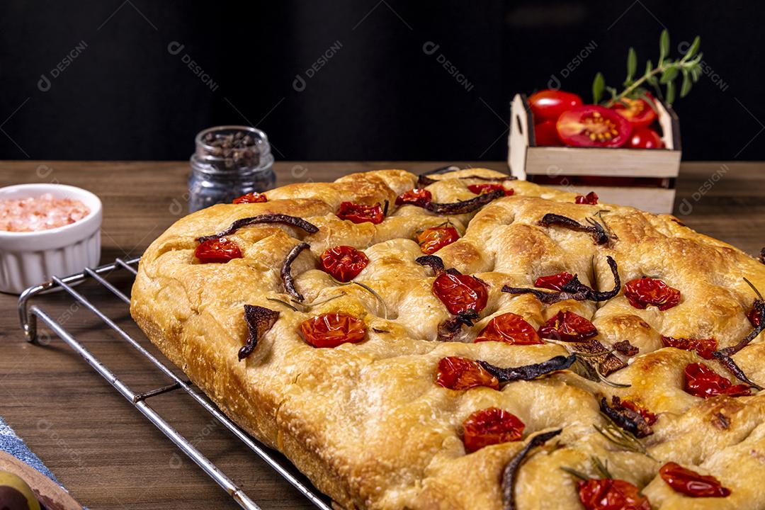 Tradicional italiana Focaccia com tomate cereja, azeitonas pretas e alecrim Imagem JPG