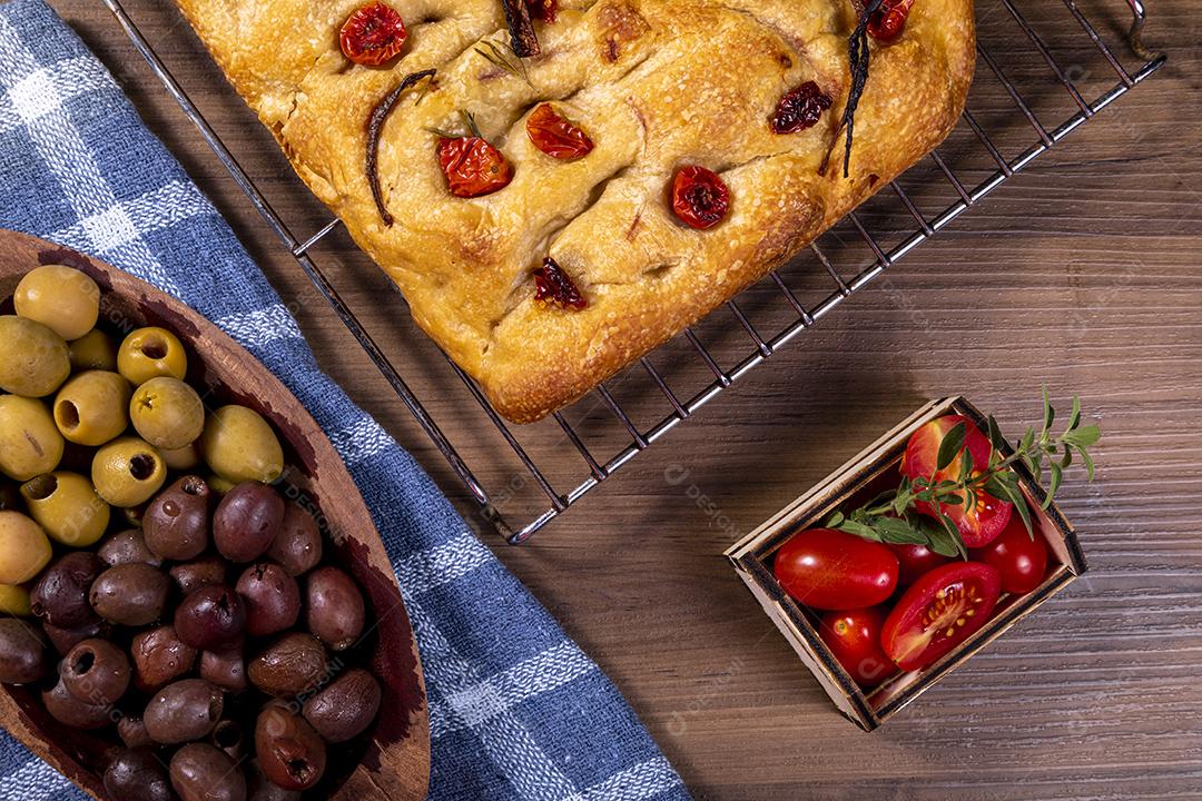 Tradicional italiana Focaccia com tomate cereja, azeitonas pretas e alecrim Imagem JPG