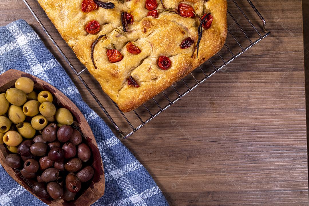 Tradicional italiana Focaccia com tomate cereja, azeitonas pretas e alecrim Imagem JPG