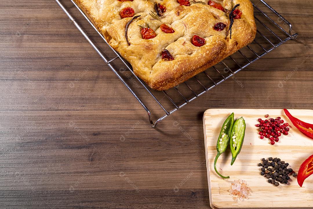 Tradicional italiana Focaccia com tomate cereja, azeitonas pretas e alecrim Imagem JPG