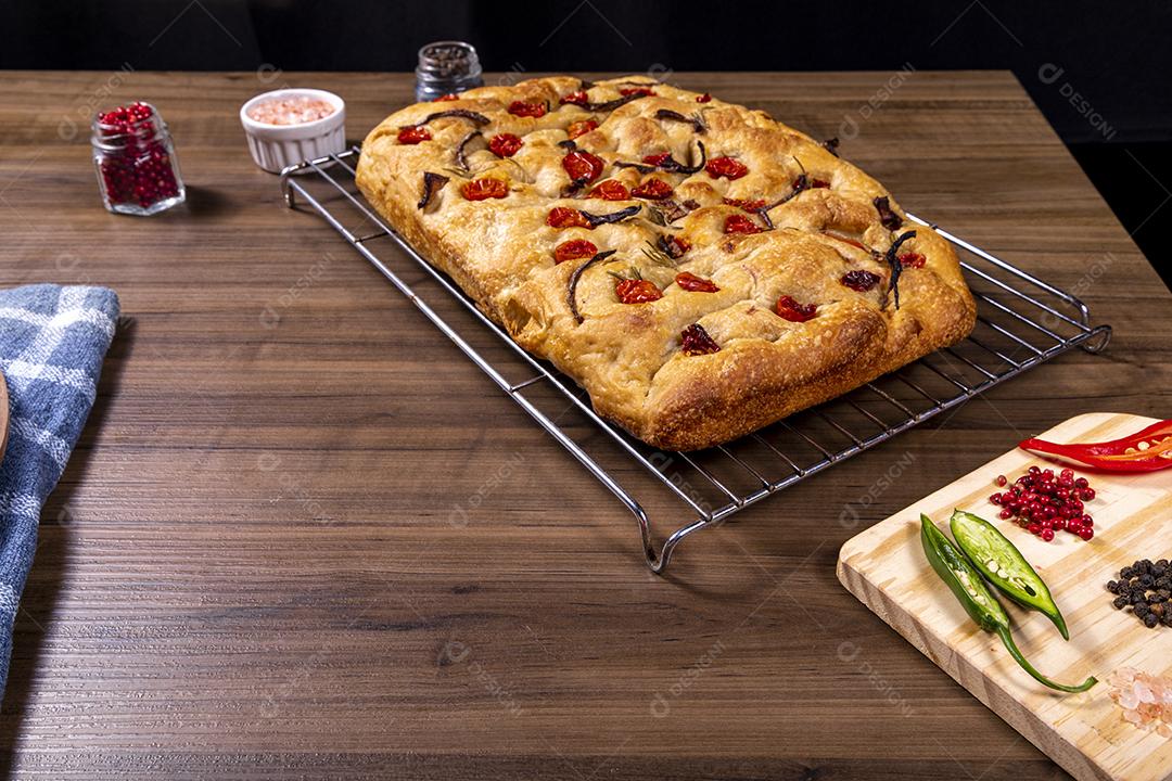 Tradicional italiana Focaccia com tomate cereja, azeitonas pretas e alecrim Imagem JPG