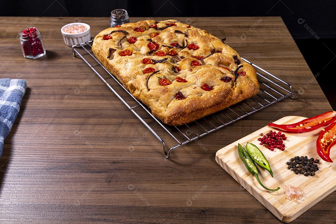 Tradicional italiana Focaccia com tomate cereja, azeitonas pretas e alecrim Imagem JPG