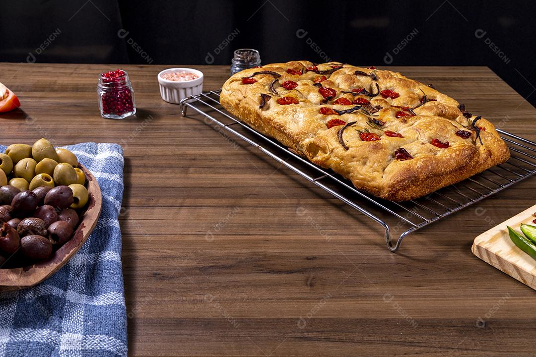 Tradicional italiana Focaccia com tomate cereja, azeitonas pretas e alecrim Imagem JPG