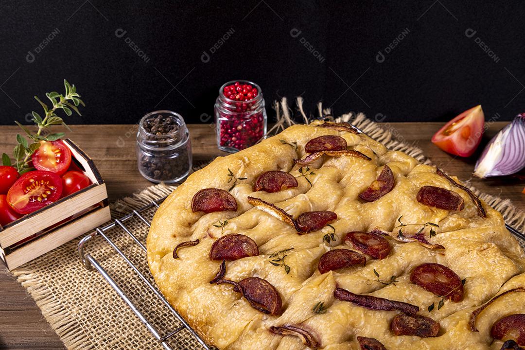 Tradicional italiana Focaccia com tomate cereja, azeitonas pretas e alecrim Imagem JPG