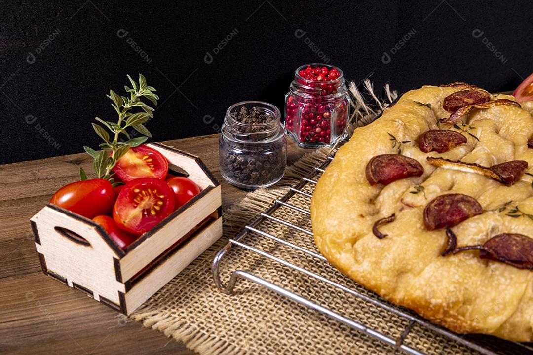 Tradicional italiana Focaccia com tomate cereja, azeitonas pretas e alecrim Imagem JPG
