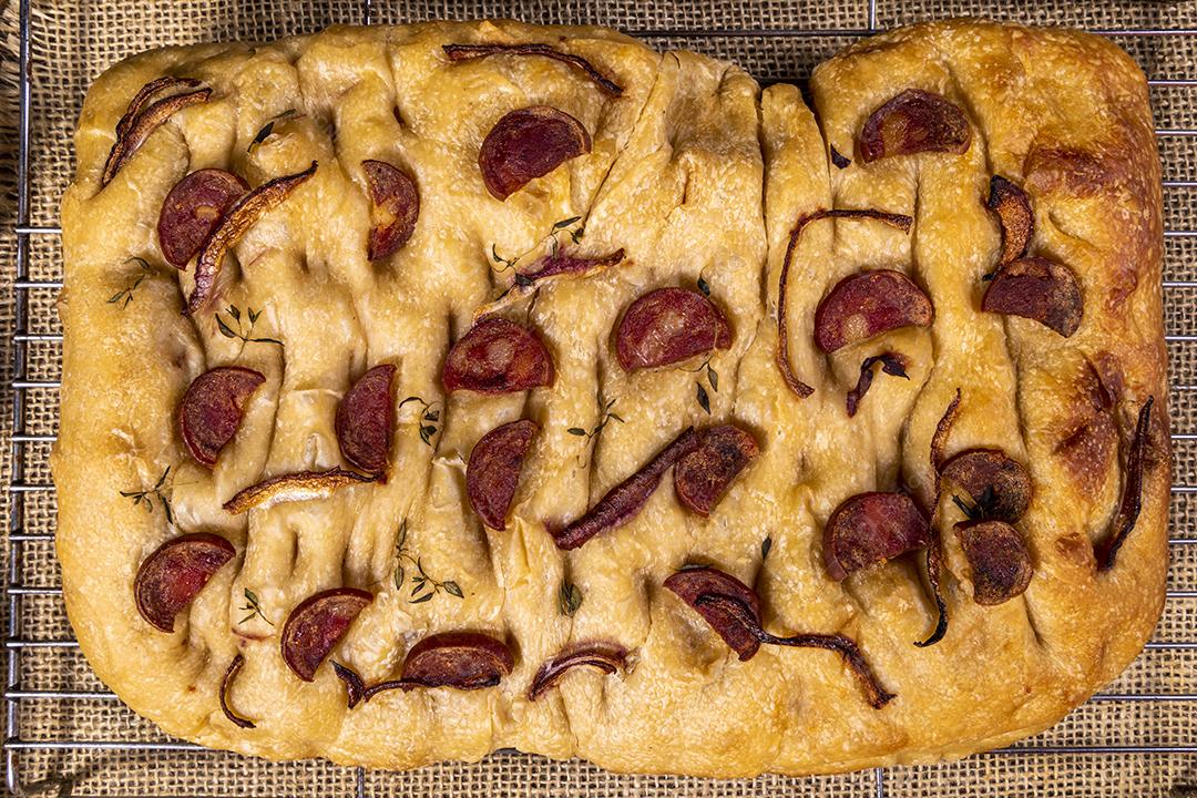 Tradicional italiana Focaccia com tomate cereja, azeitonas pretas e alecrim Imagem JPG