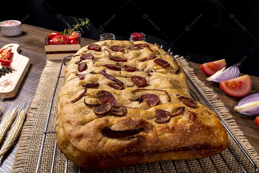 Tradicional italiana Focaccia com tomate cereja, azeitonas pretas e alecrim Imagem JPG