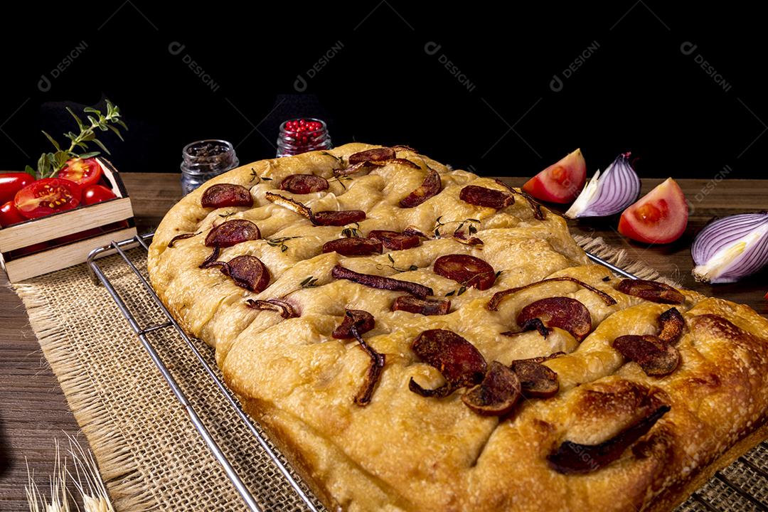 Tradicional italiana Focaccia com tomate cereja, azeitonas pretas e alecrim Imagem JPG