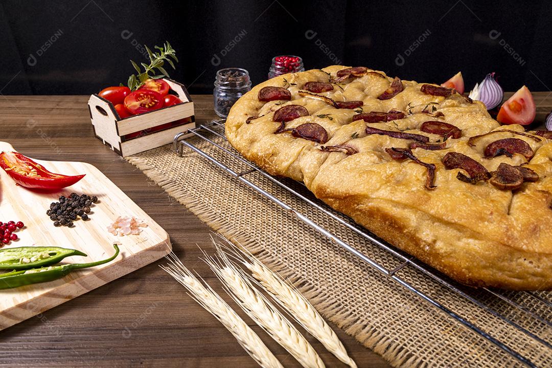 Tradicional italiana Focaccia com tomate cereja, azeitonas pretas e alecrim Imagem JPG