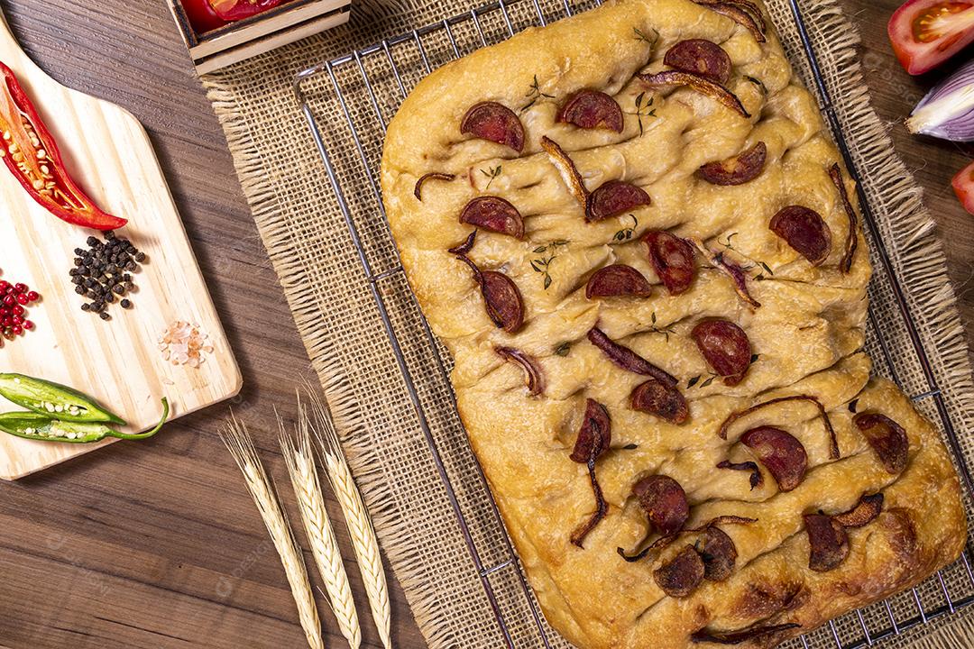 Tradicional italiana Focaccia com tomate cereja, azeitonas pretas e alecrim Imagem JPG