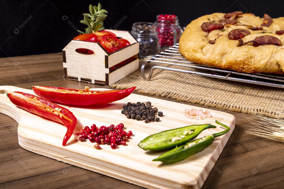 Tradicional italiana Focaccia com tomate cereja, azeitonas pretas e alecrim Imagem JPG